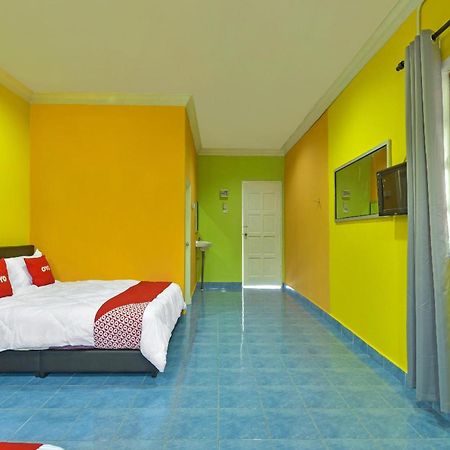 Oyo 90744 Bari Indah Beach Resort Kuala Terengganu Exterior photo
