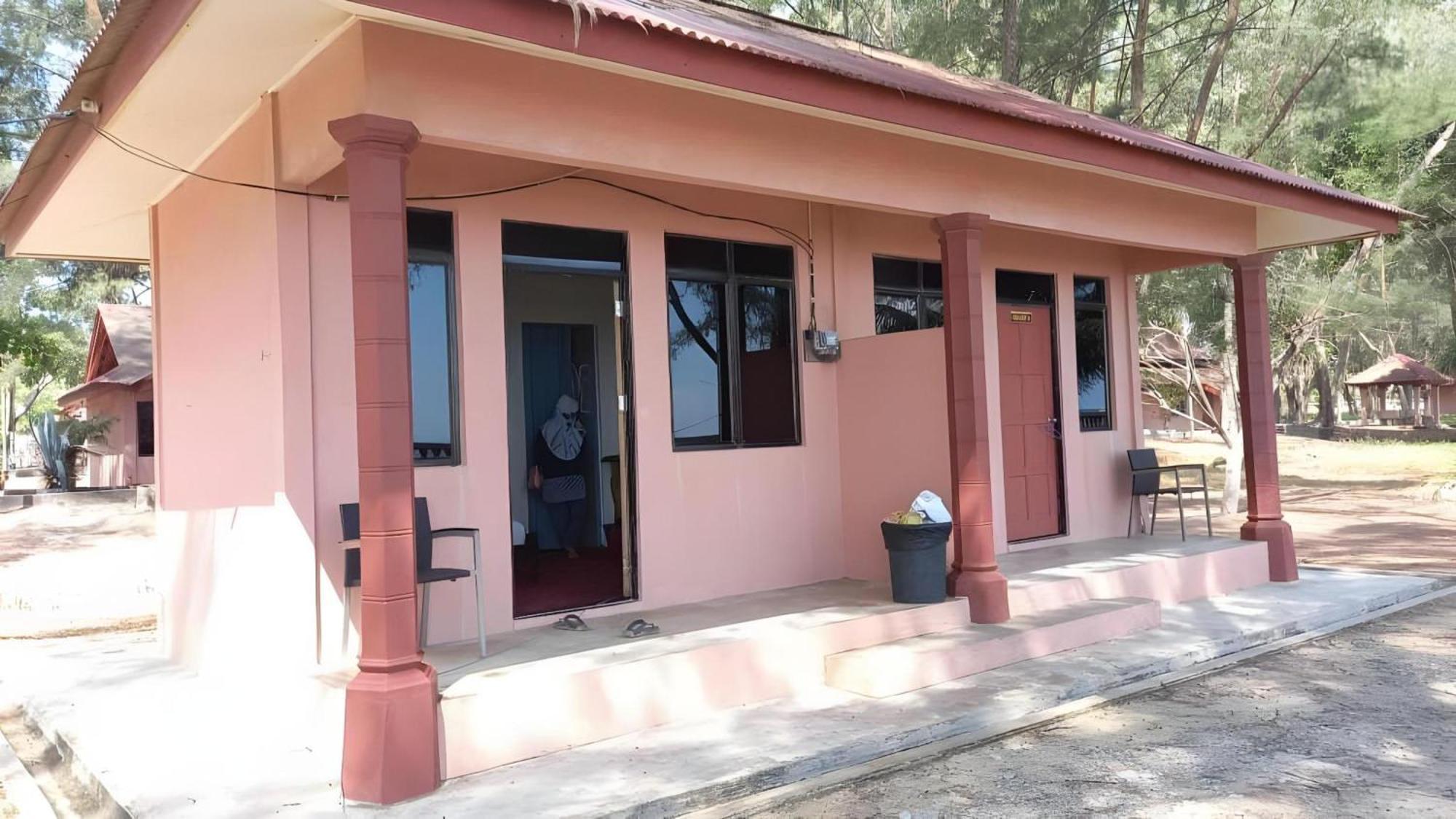 Oyo 90744 Bari Indah Beach Resort Kuala Terengganu Exterior photo