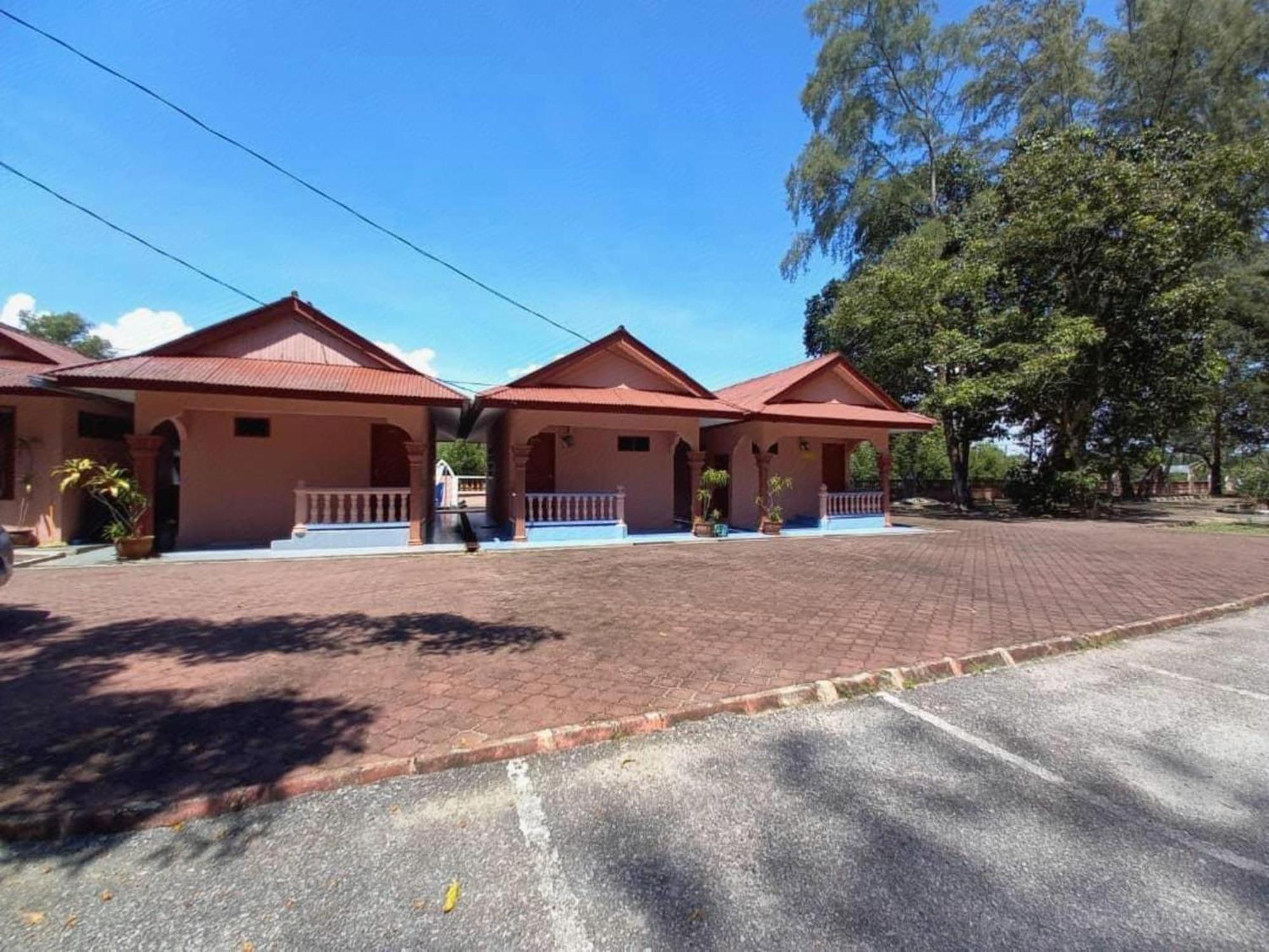 Oyo 90744 Bari Indah Beach Resort Kuala Terengganu Exterior photo