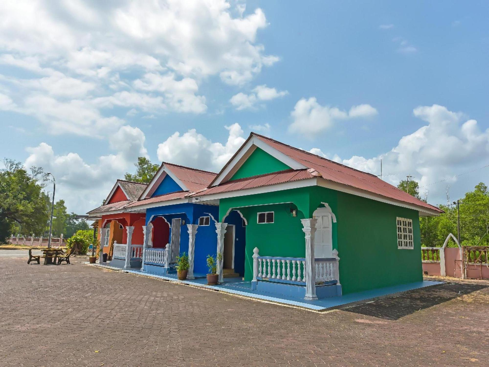 Oyo 90744 Bari Indah Beach Resort Kuala Terengganu Exterior photo