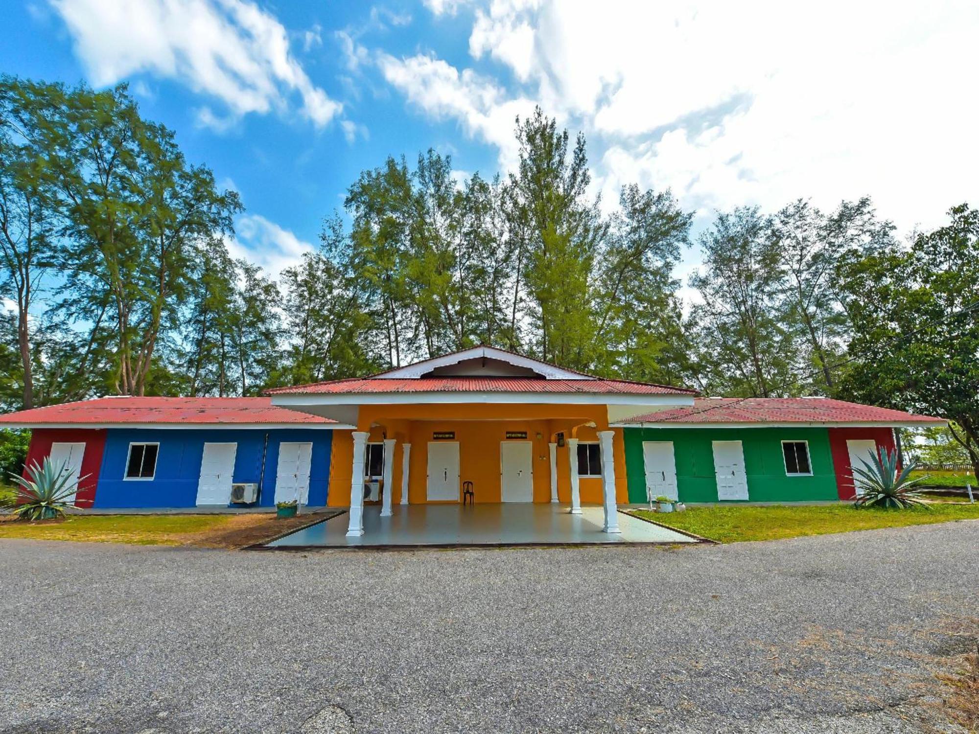 Oyo 90744 Bari Indah Beach Resort Kuala Terengganu Exterior photo